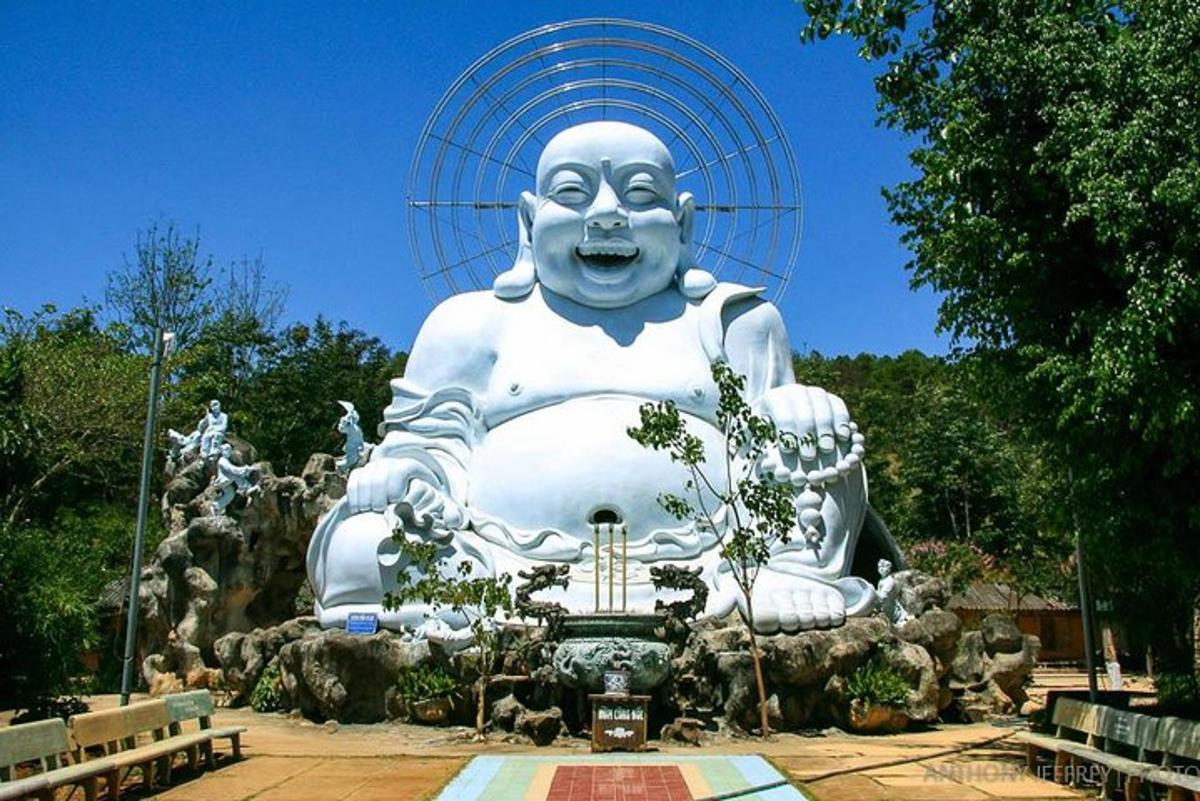 a large statue of aitatingitatingitatingitatingitatingitatingitatingitatingitatingfficientfficient