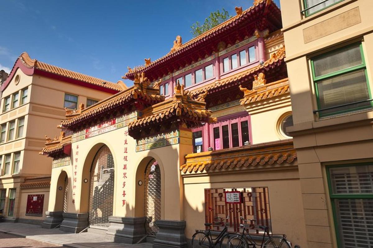 un edifici amb arquitectura ornamentada en un carrer de la ciutat