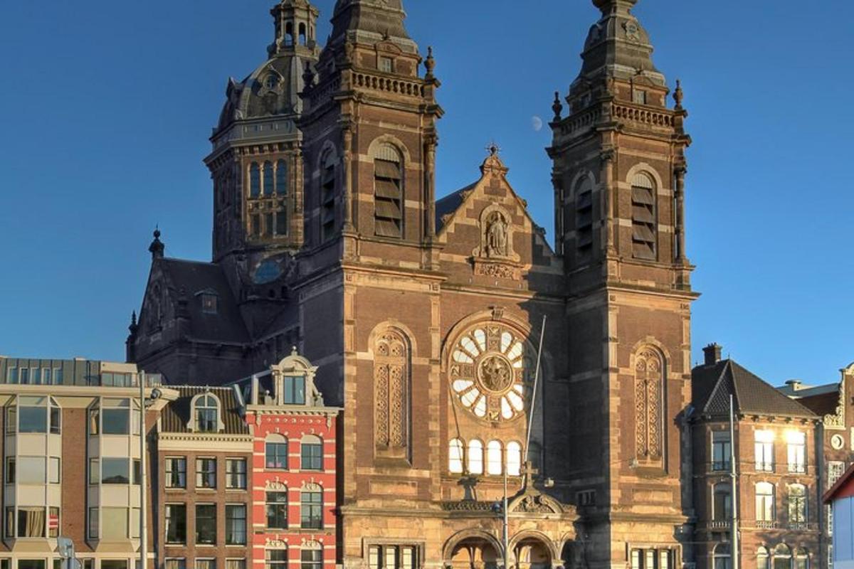un grande edificio con una torre dell'orologio