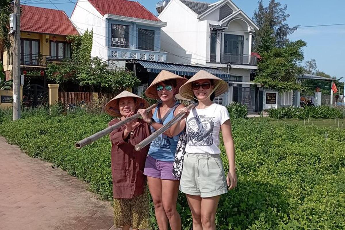 ba người phụ nữ đội mũ đứng trước một ngôi nhà
