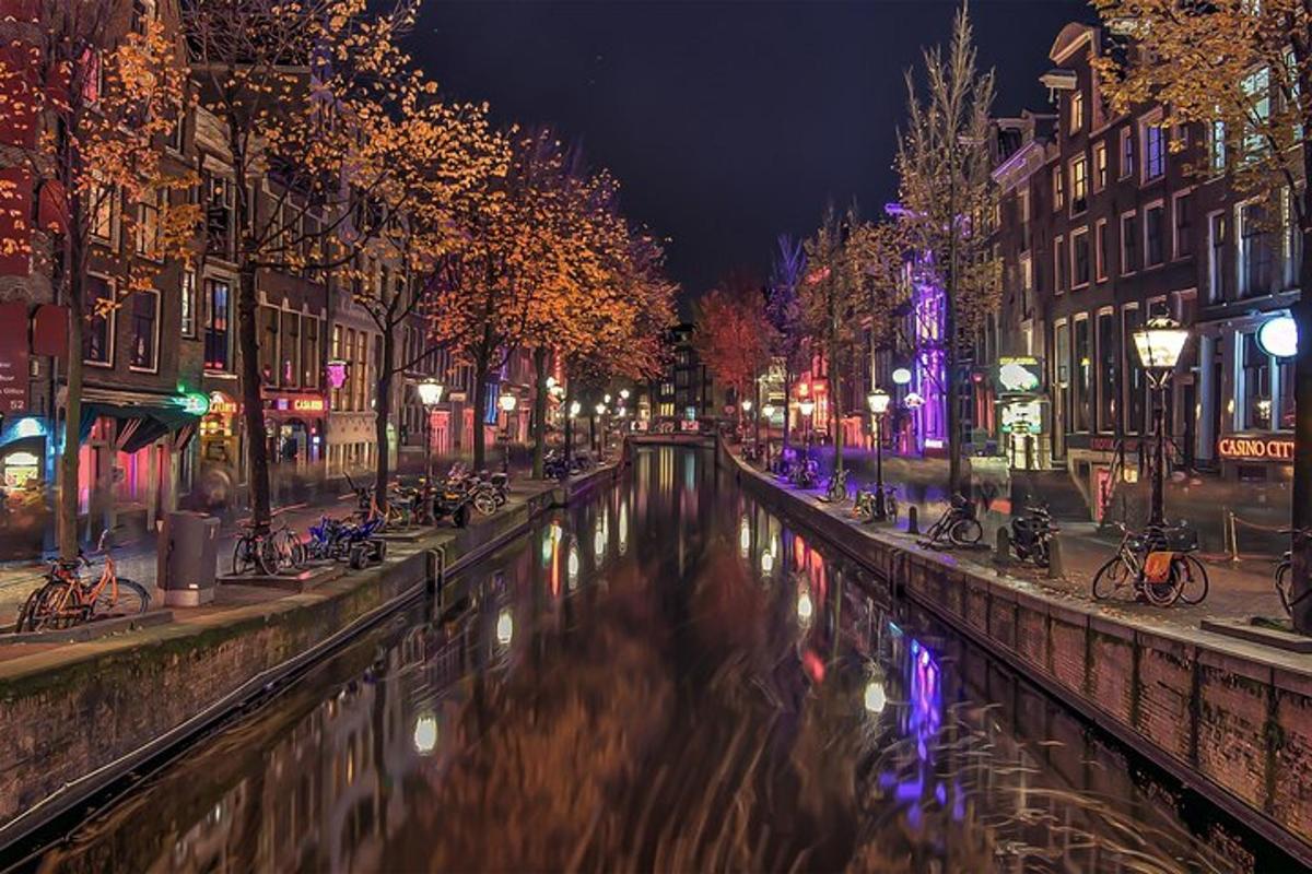 un canale nel mezzo di una città di notte