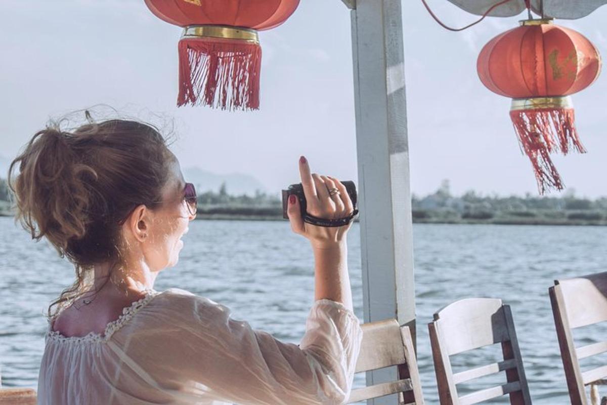 一位女士在船上拍摄水景
