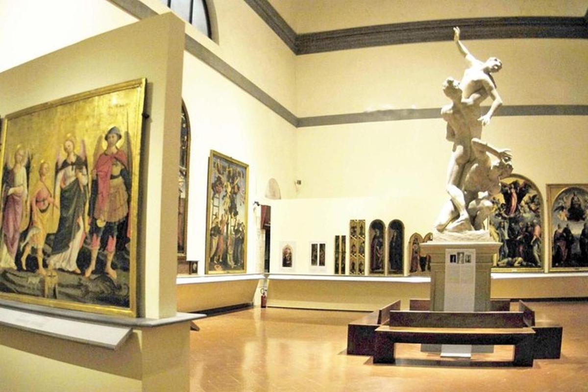 múzeum so sochou a maľbami na stene