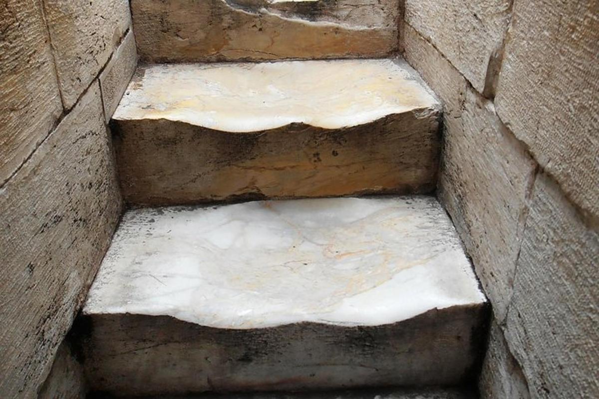um conjunto de degraus de concreto em uma parede de tijolos