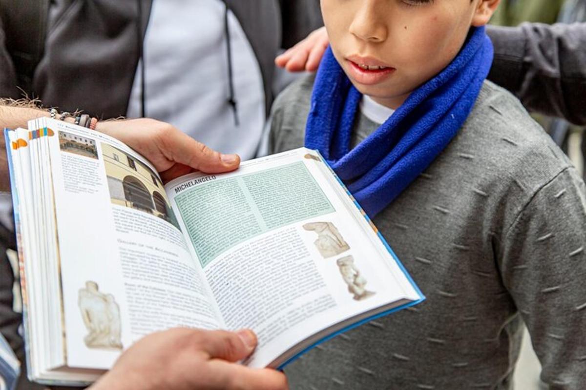 um menino está lendo um livro