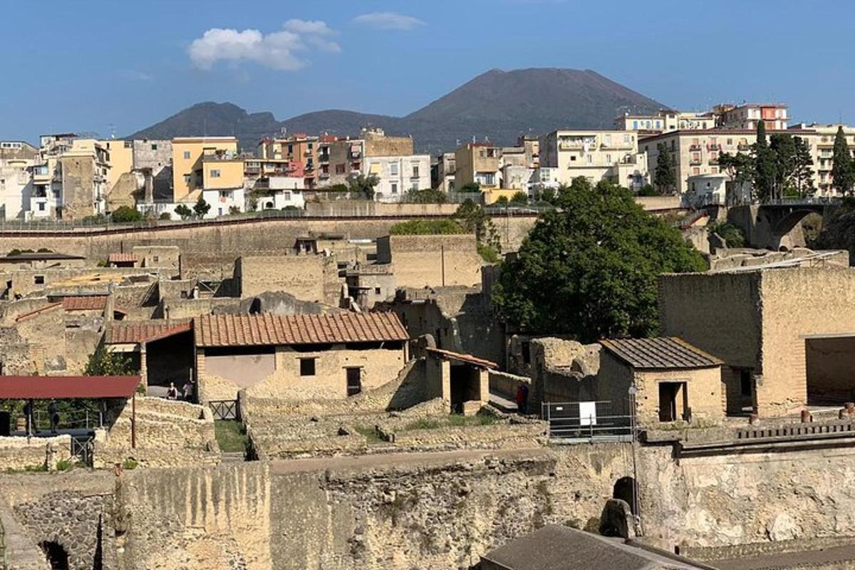 una vista di una città con case ed edifici