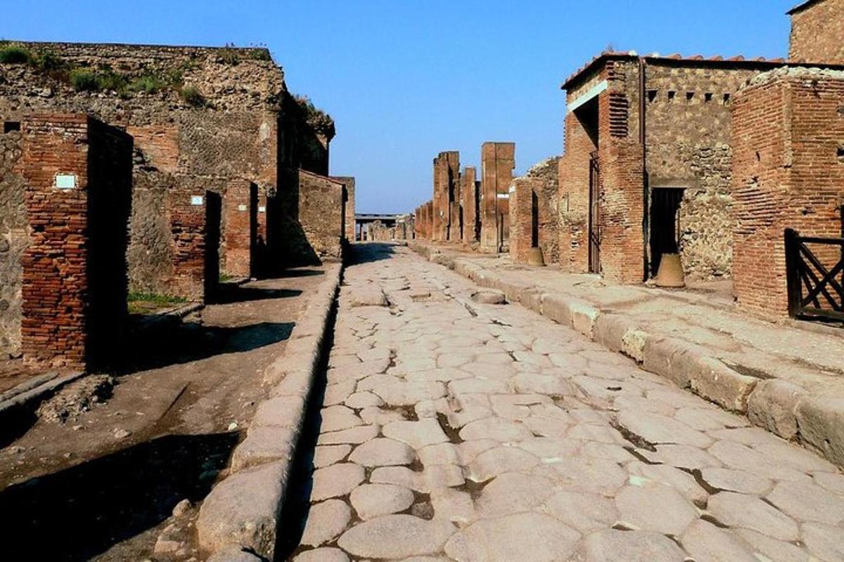 شارع فارغ في مبنى من الطوب القديم