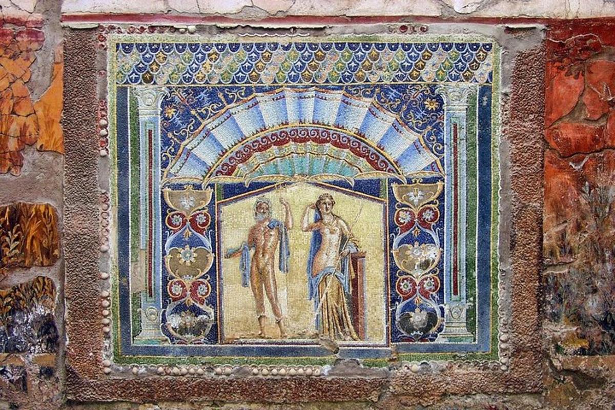um mosaico de duas pessoas em uma parede