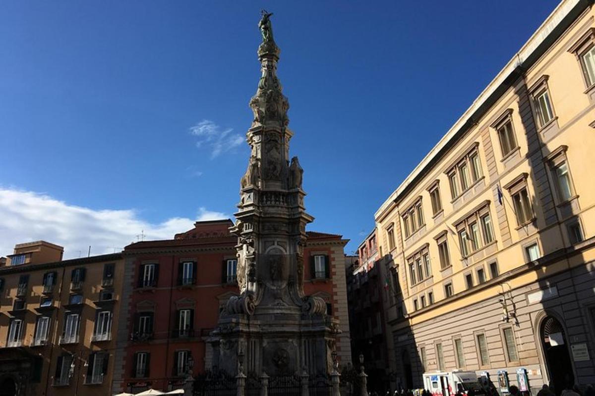 uma estátua no meio de uma cidade com prédios