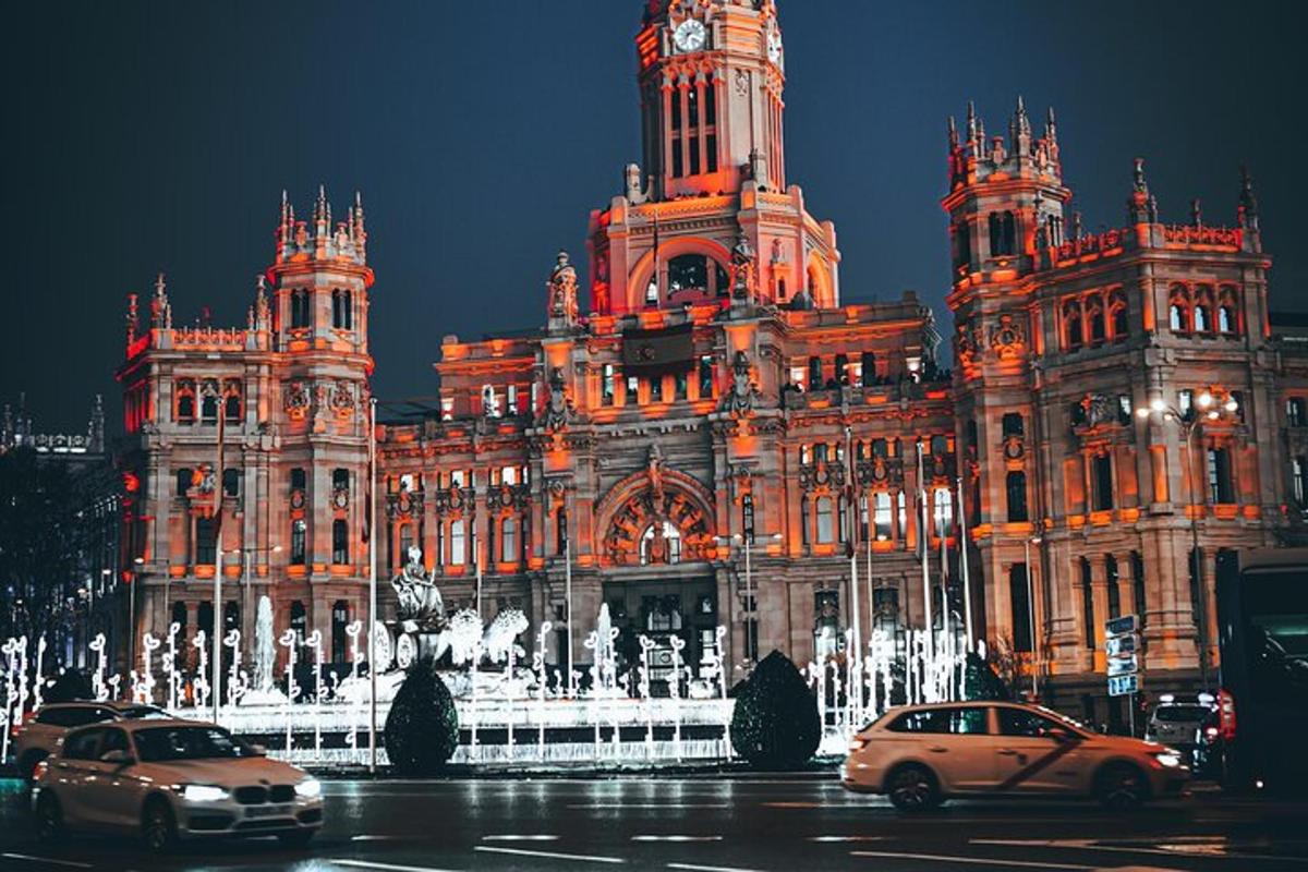 Un gran edificio con una torre de reloj por la noche.