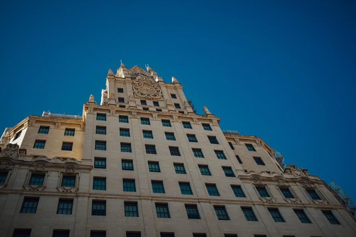 Un edificio alto con un reloj en la parte superior.