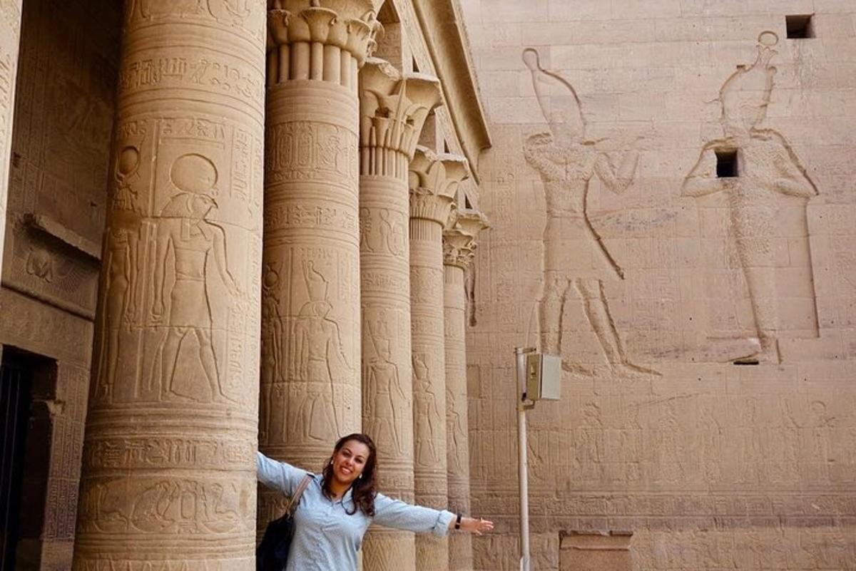 Una mujer parada frente a un edificio con columnas.