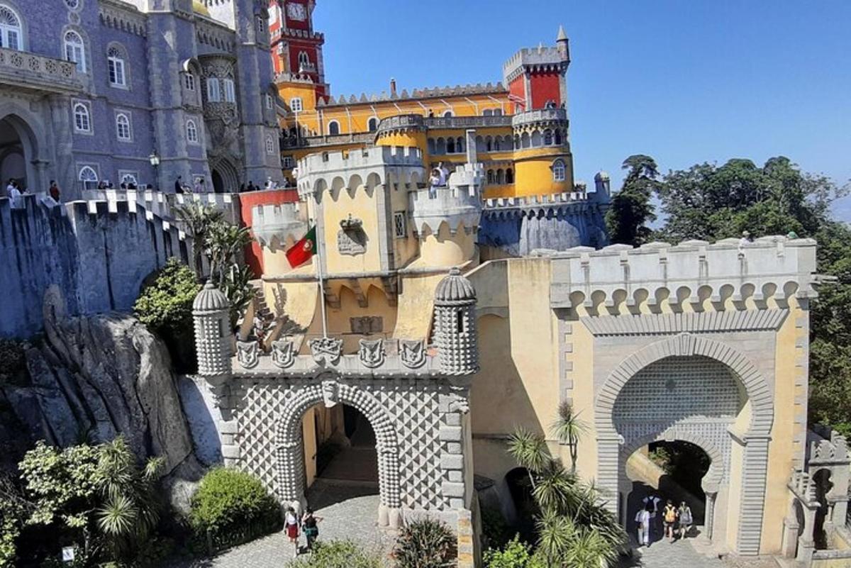 hrad na hoře s lidmi, kteří se kolem něj procházejí