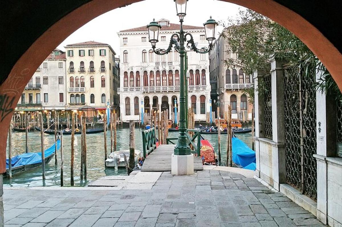 un arco con vista su un canale e sugli edifici