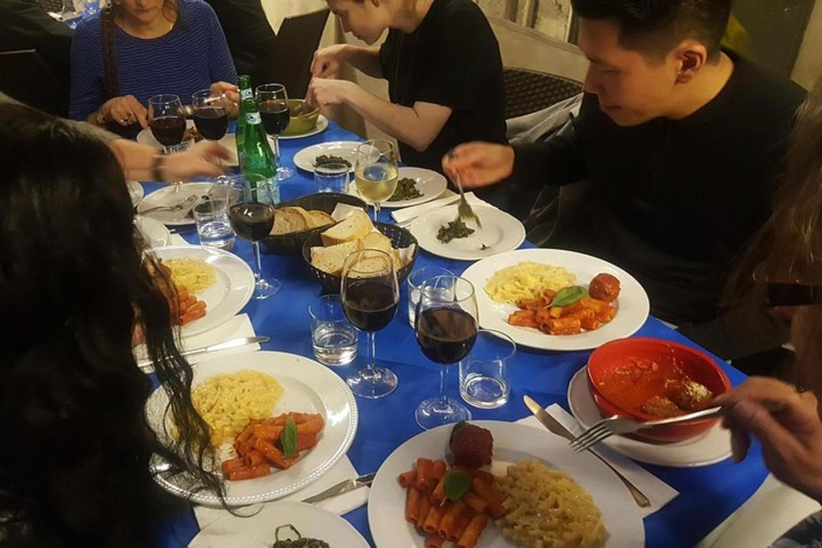 skupina lidí sedících kolem stolu s talíři jídla