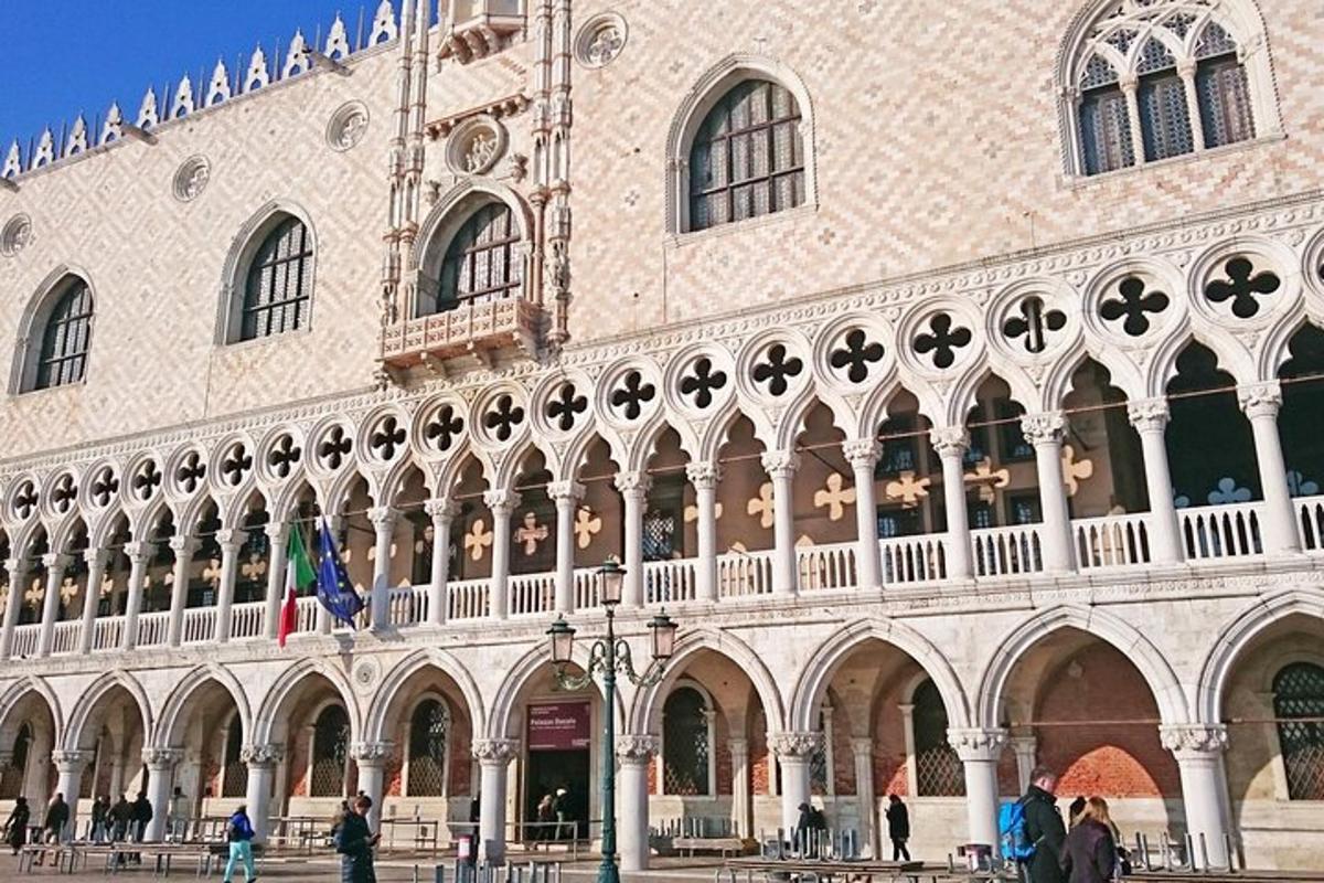 un grande edificio con persone che camminano davanti ad esso