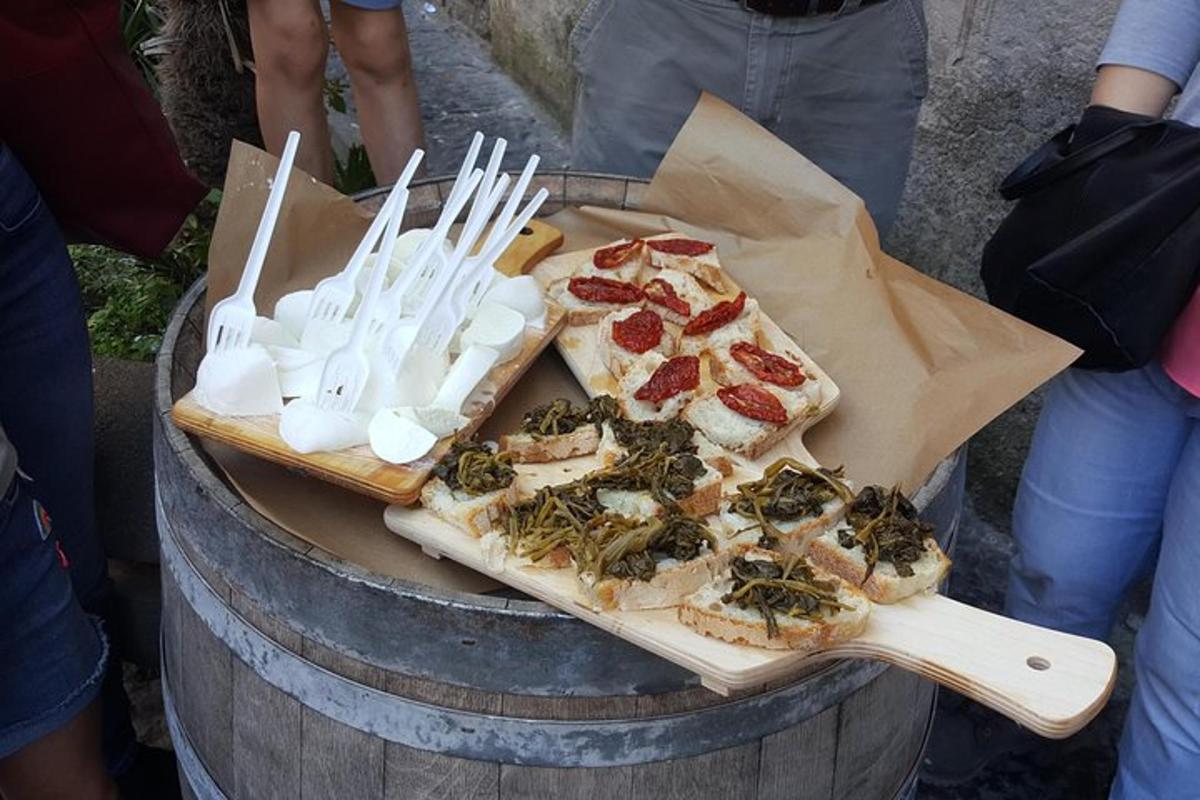 egy asztal, hordón elhelyezett pizzaszeletekkel