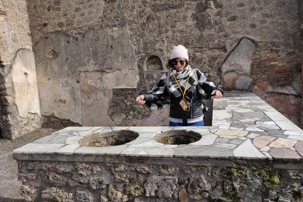 una persona in piedi davanti a un tavolo di pietra