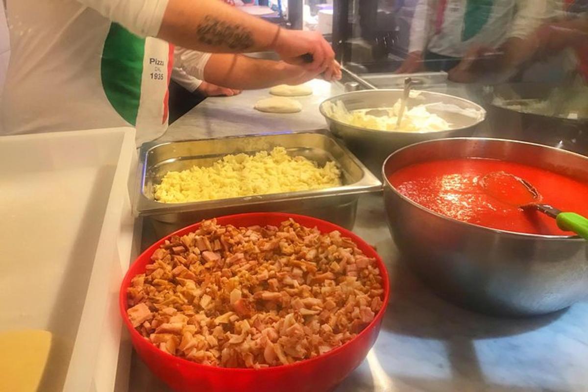 egy személy ételt készít a konyhapulton