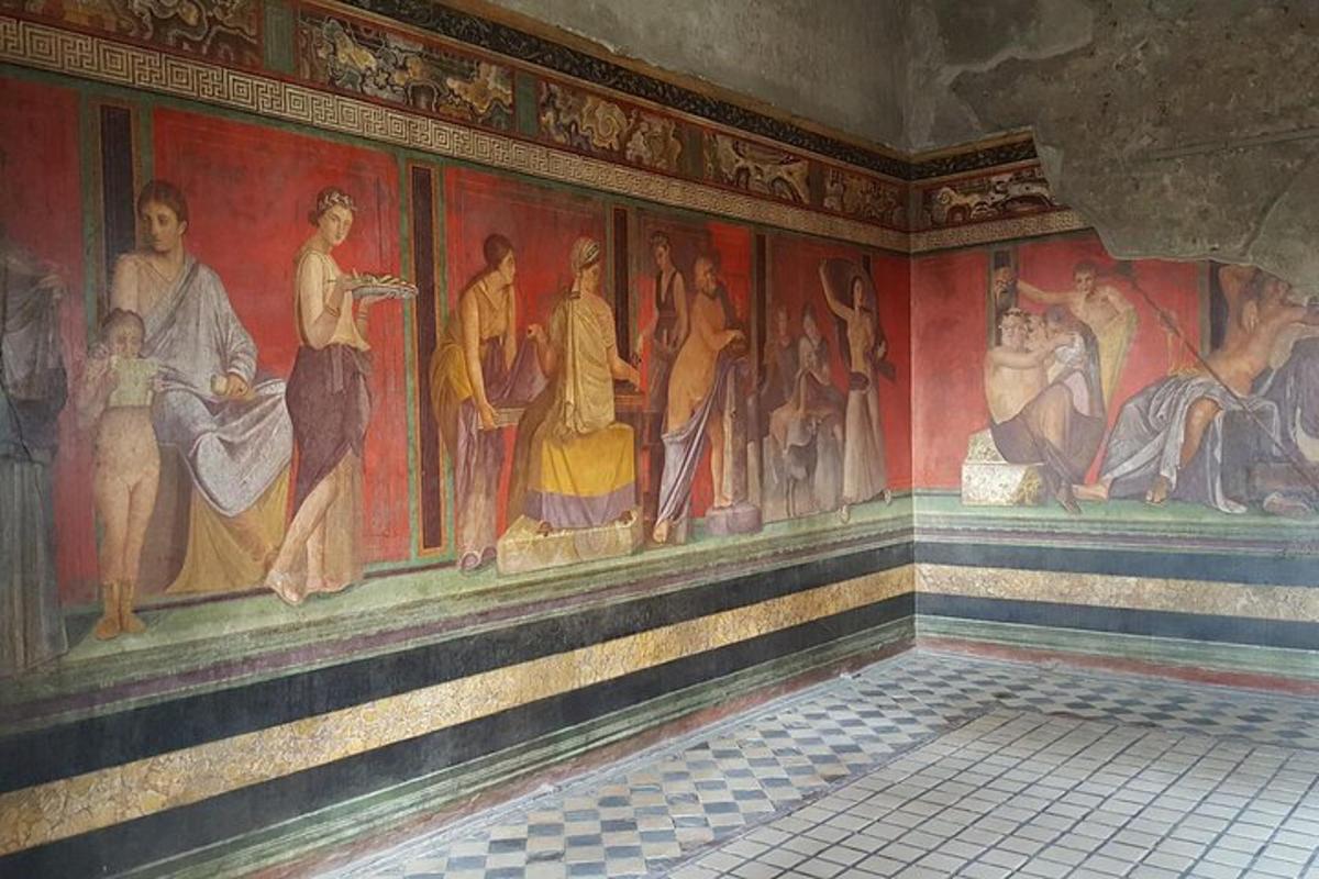una stanza con un dipinto sul muro