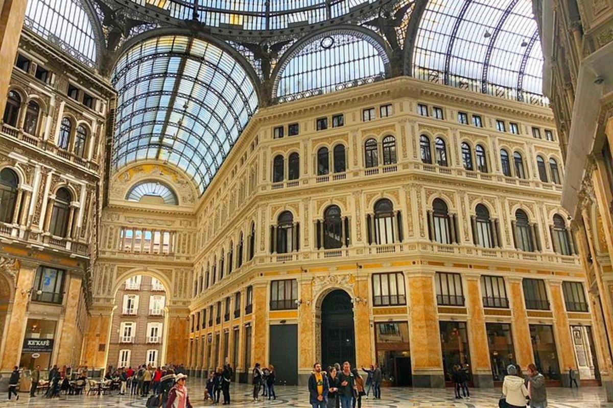 um grande edifício com teto de vidro abobadado com pessoas dentro