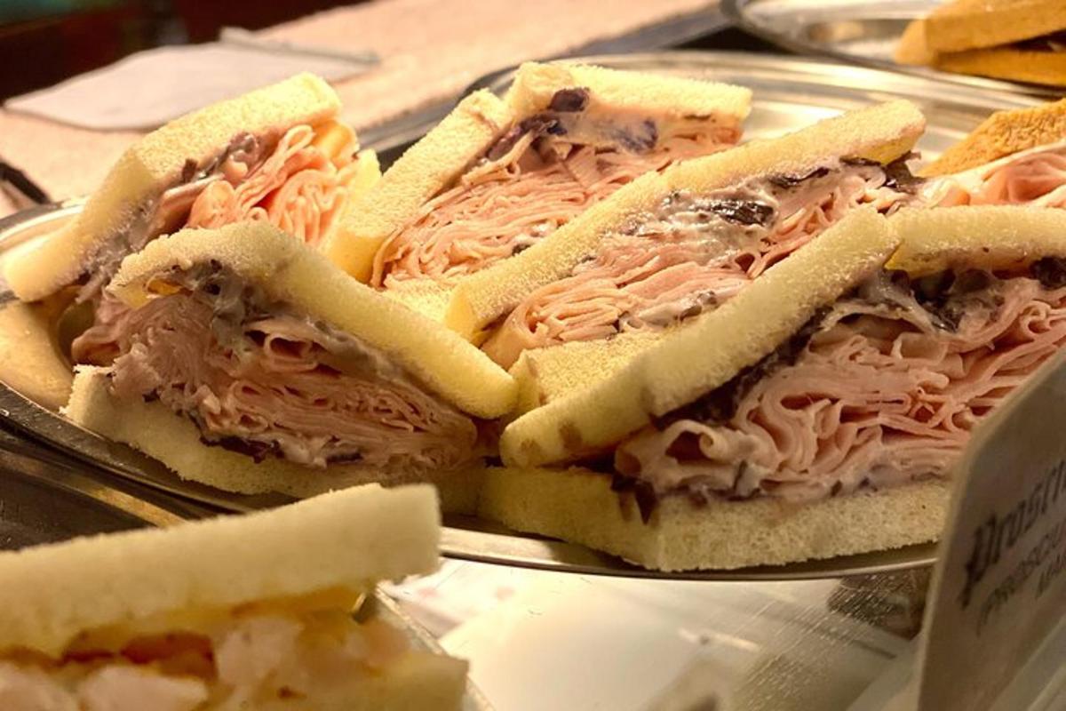 un entrepà amb carn i formatge en un plat