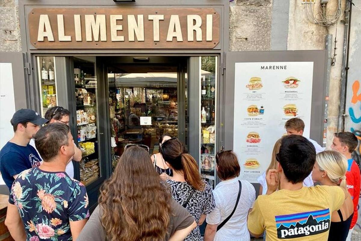 un grup de oameni care stăteau în fața unui restaurant