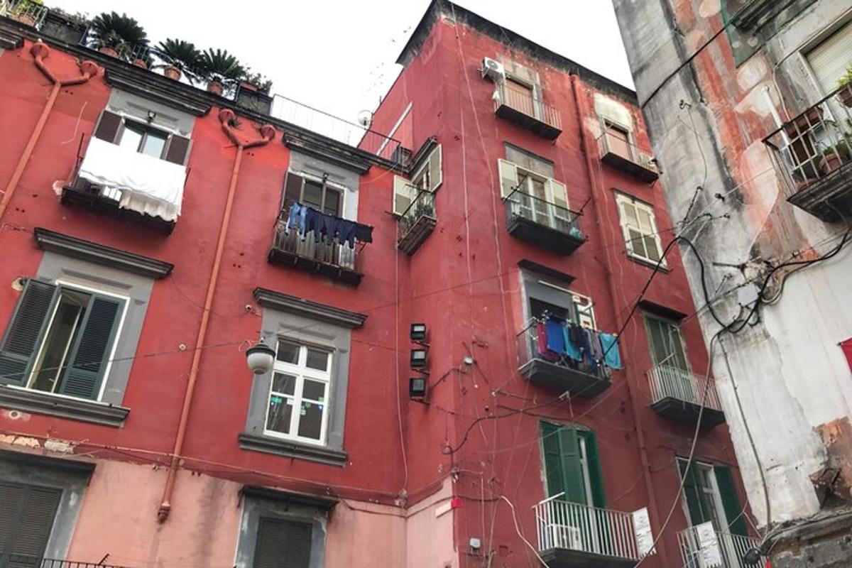 um prédio vermelho com janelas e varandas