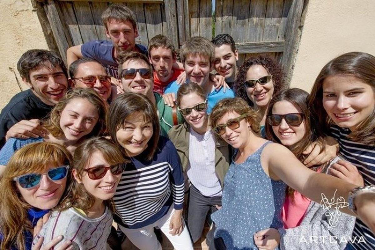 grupa ljudi pozira za sliku