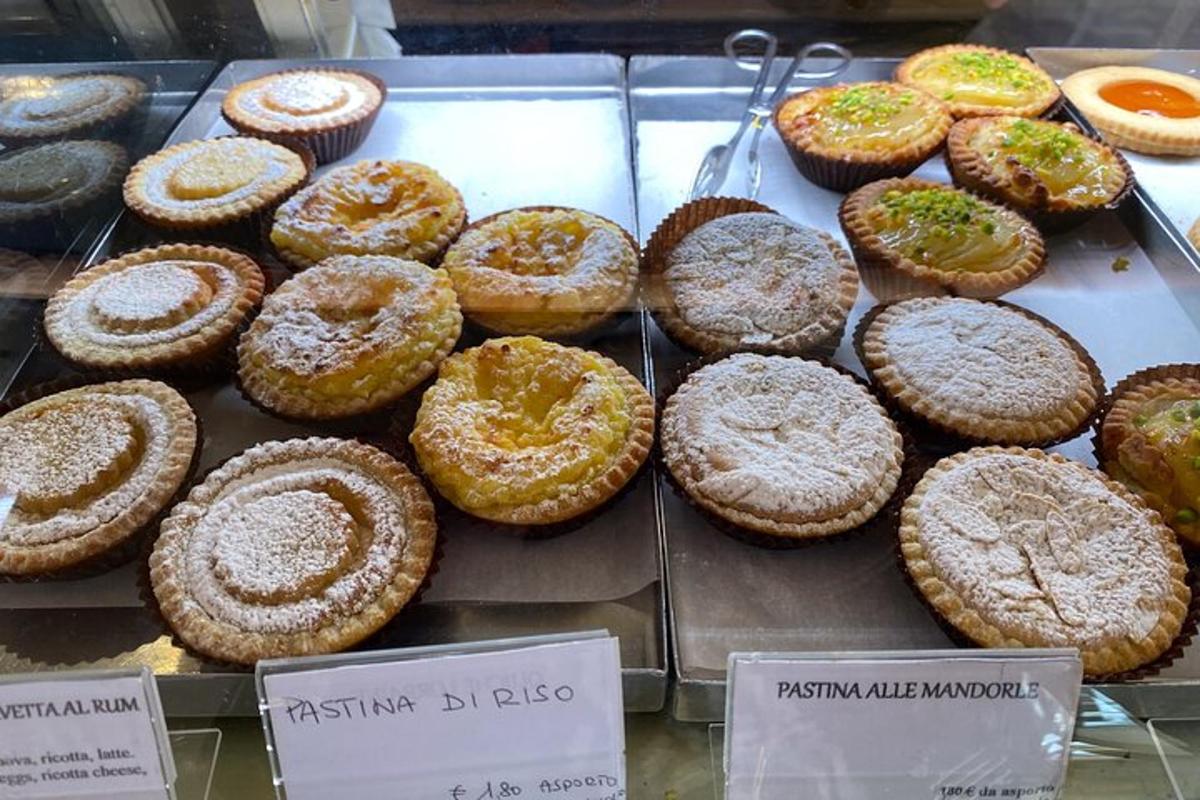 una vitrina plena de molts tipus diferents de donuts