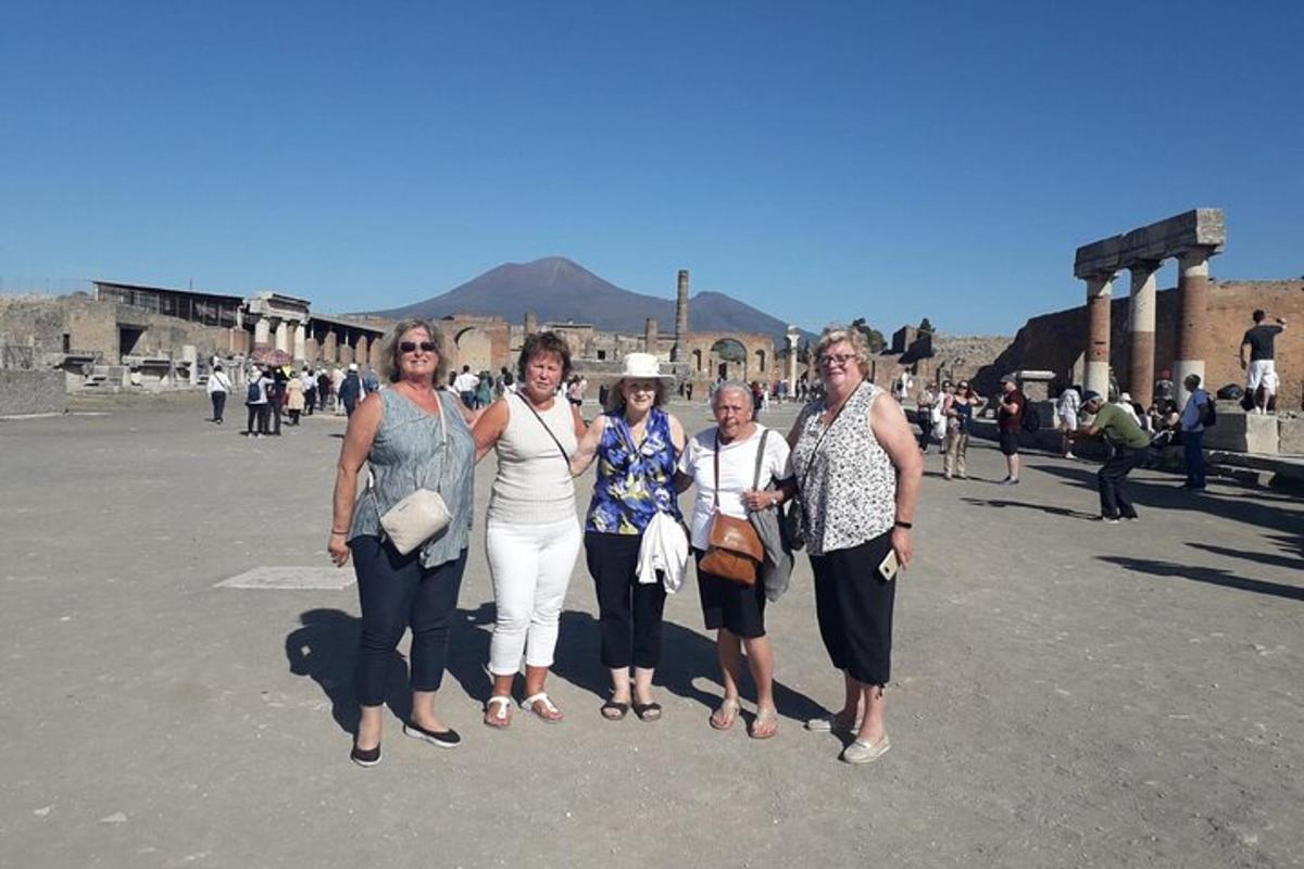 un gruppo di donne in piedi in un parcheggio