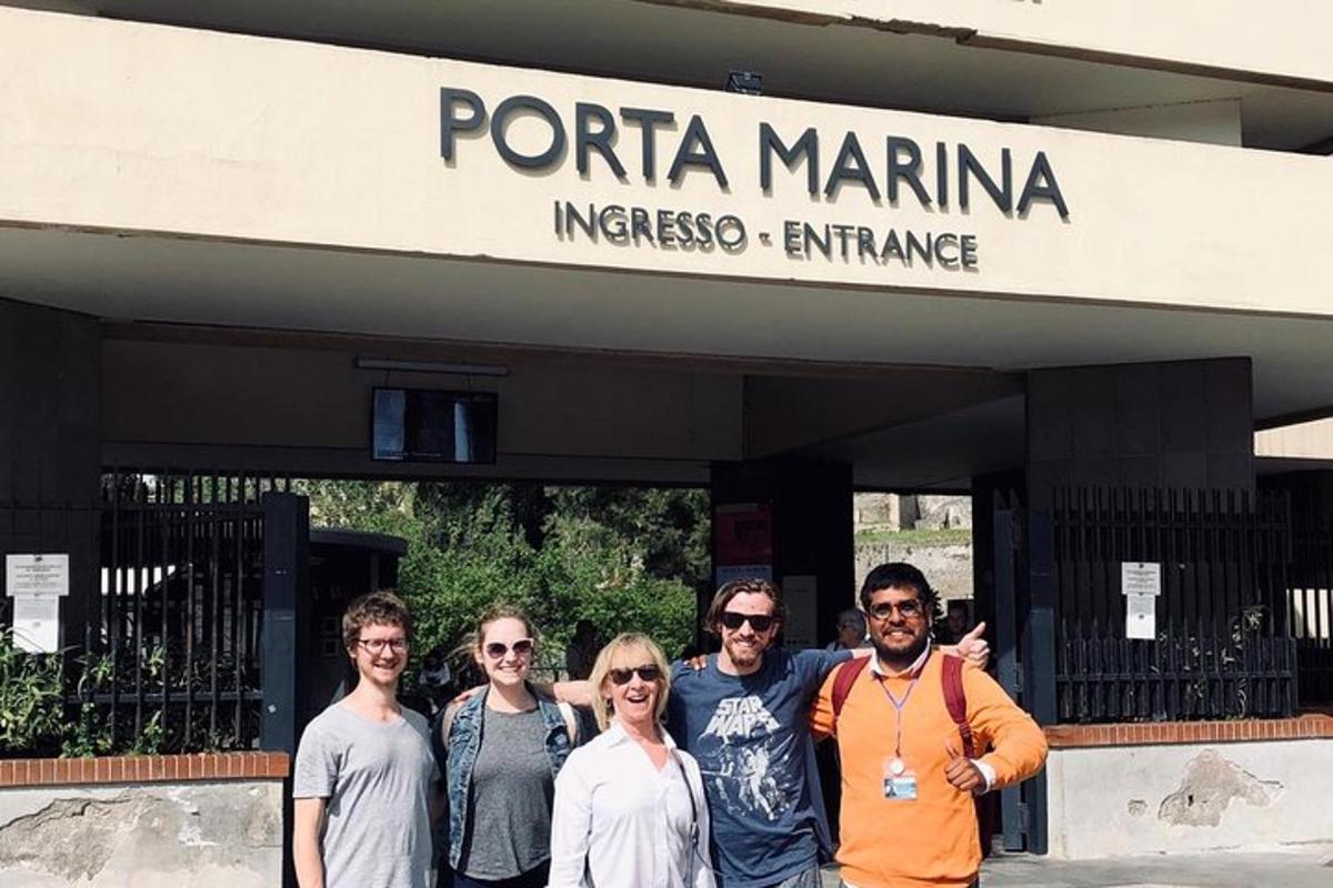 un gruppo di persone in piedi davanti a un edificio