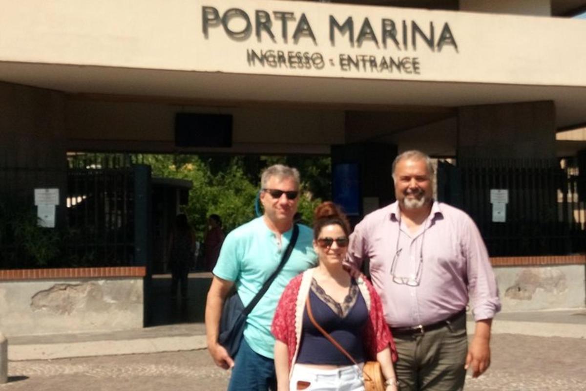 un gruppo di persone in piedi davanti a un edificio