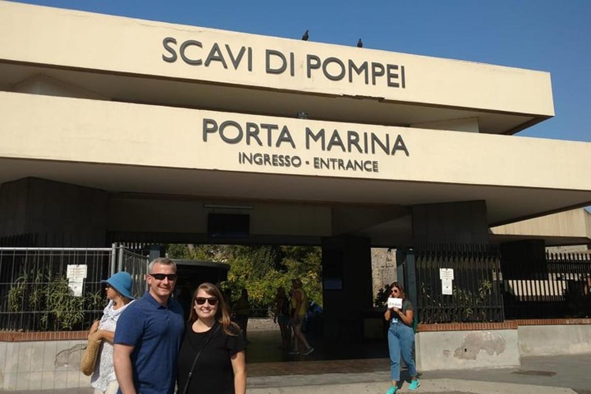 un uomo e una donna in piedi davanti a un edificio