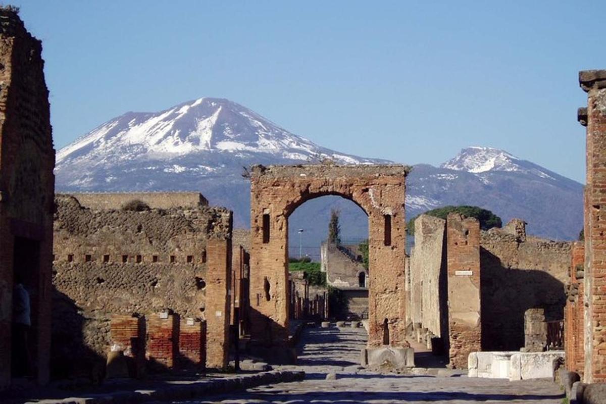 un antico edificio con una montagna sullo sfondo