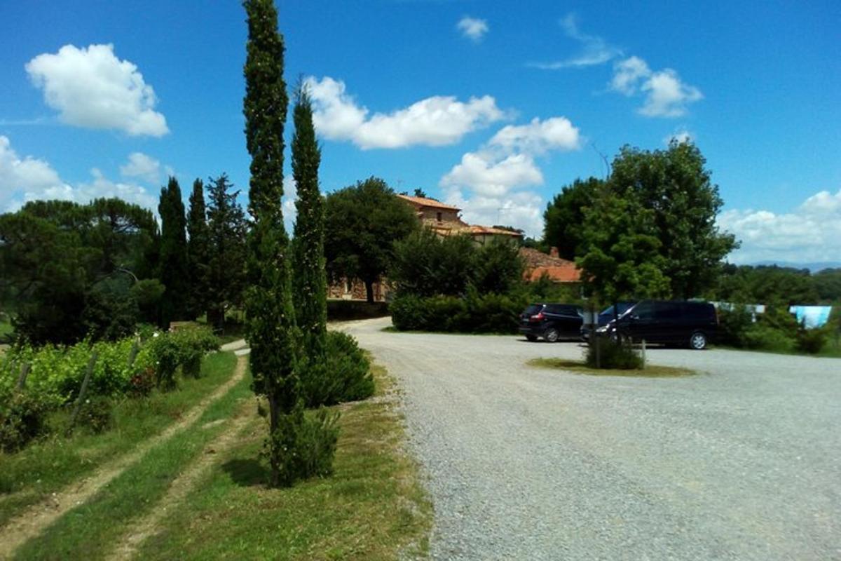 una strada con un'auto parcheggiata a lato