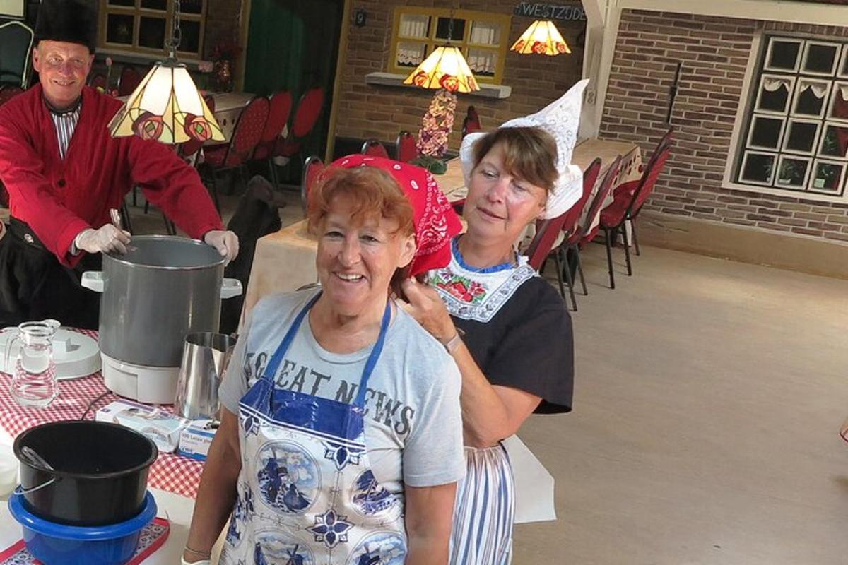 due donne sedute a un tavolo in un ristorante