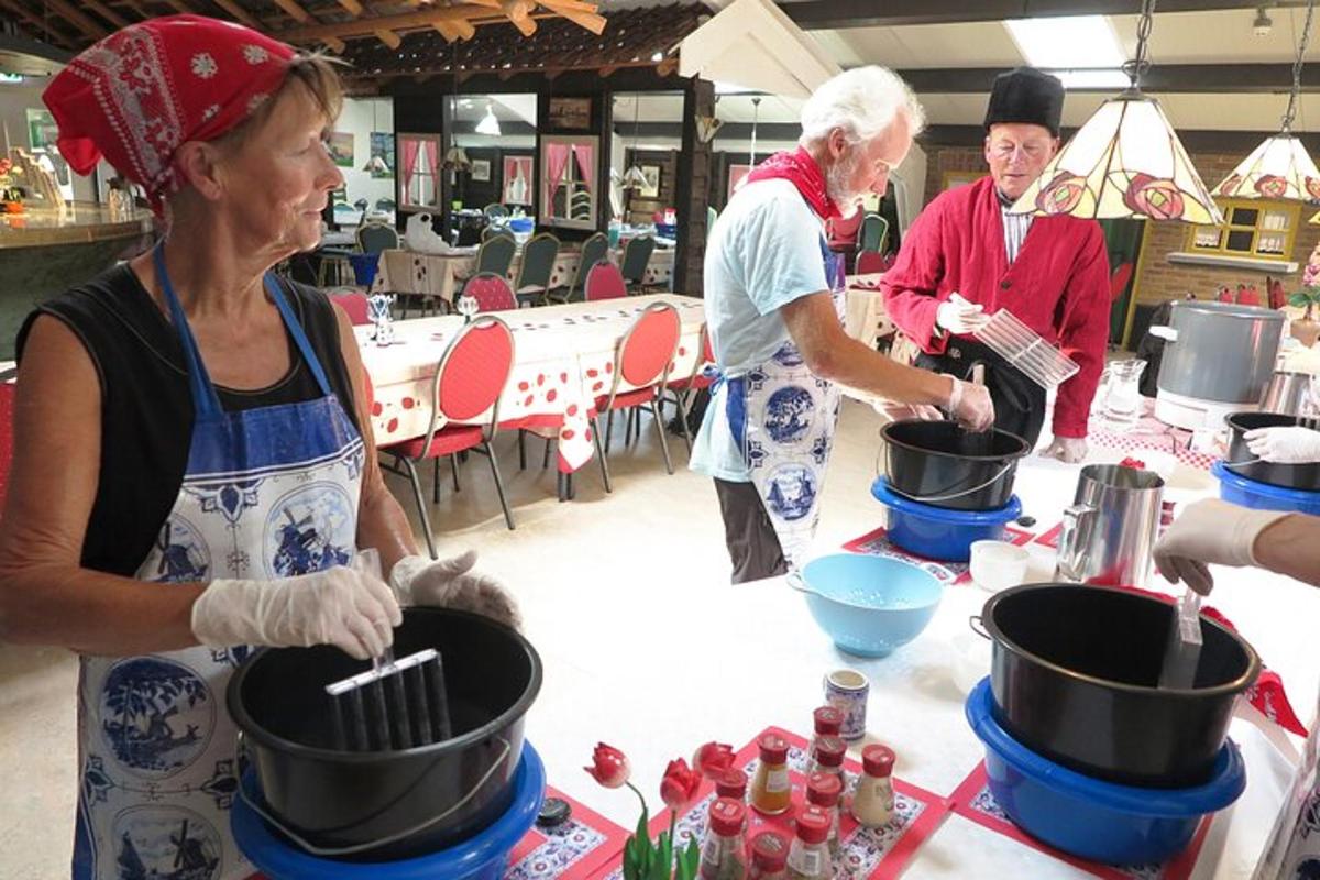 un gruppo di persone che preparano il cibo in secchi su un tavolo