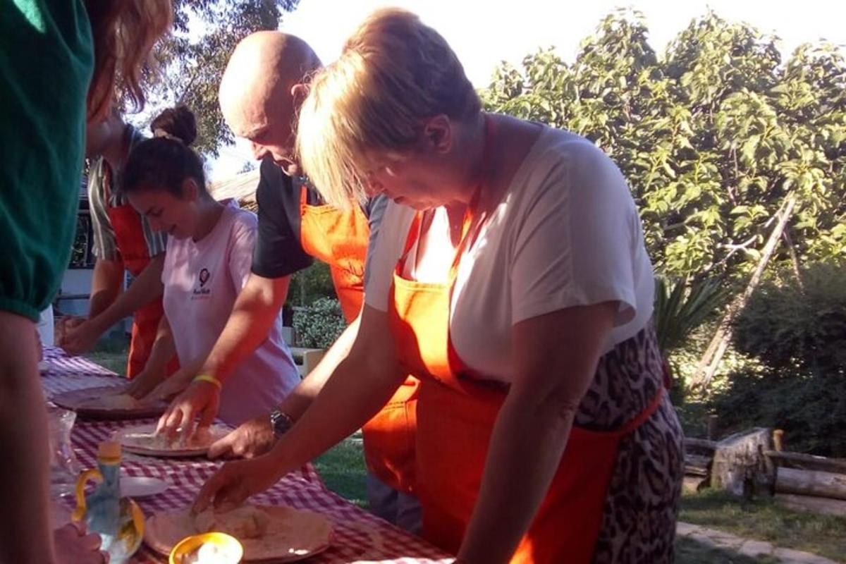 skupina lidí stojících kolem stolu s dortem