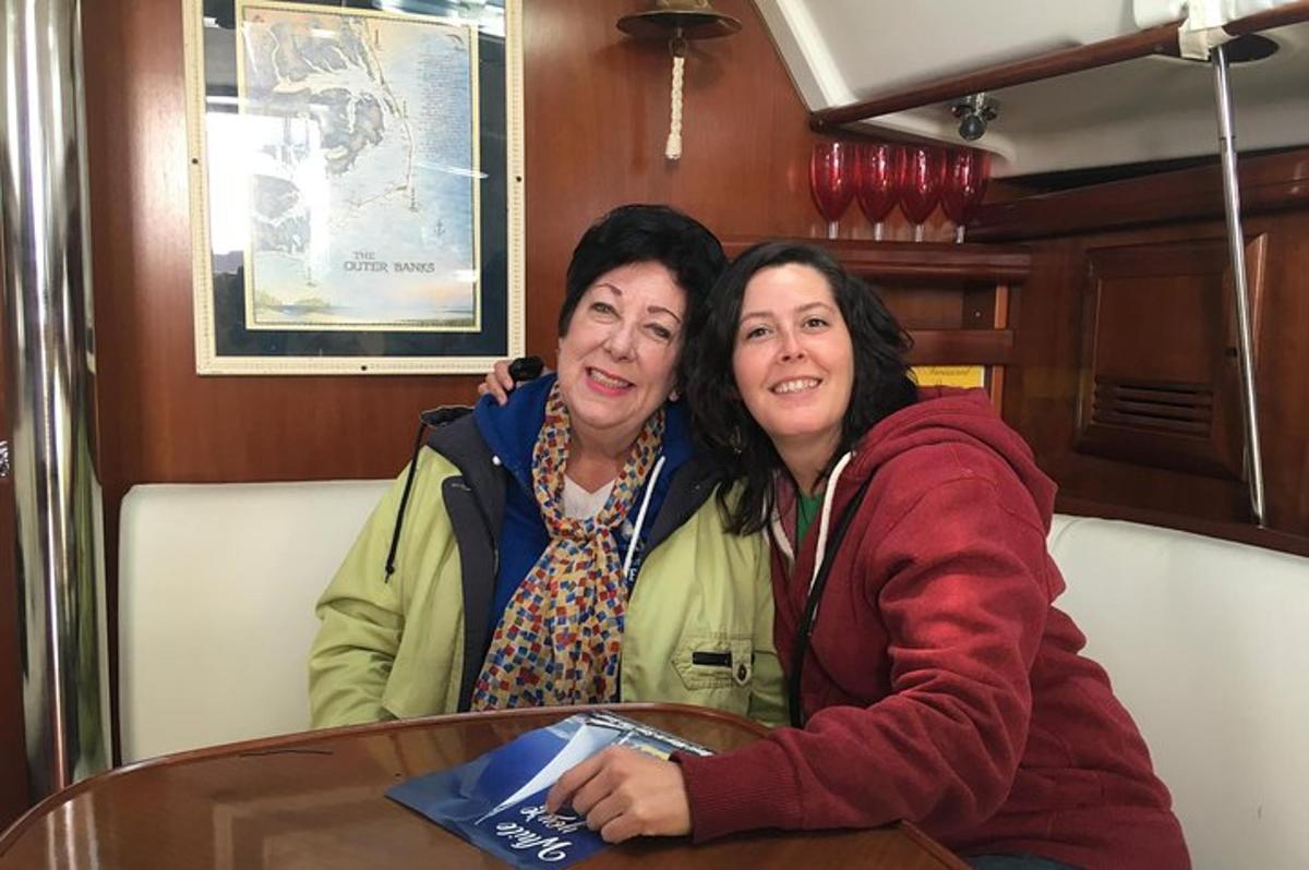 dues dones assegudes a una taula
