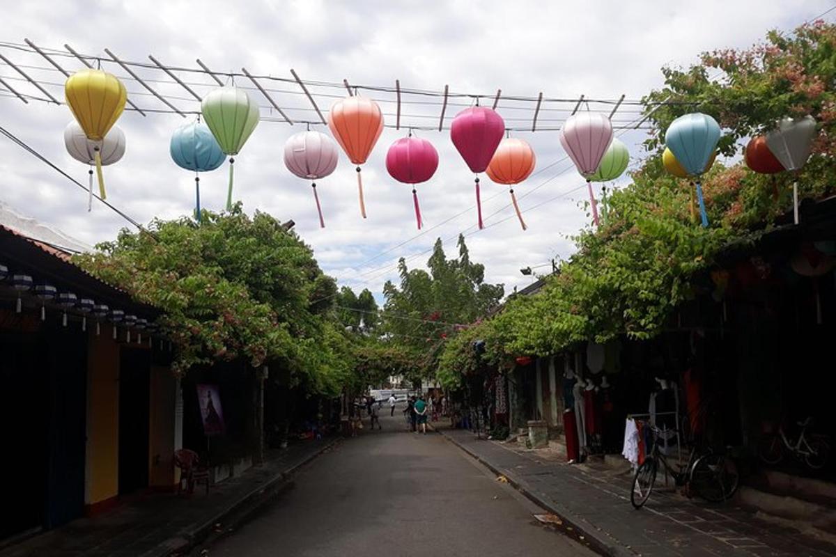 eine Reihe bunter Luftballons, die über einer Straße hängen
