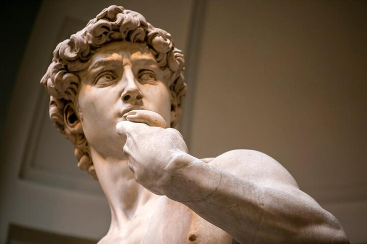 une statue d'un homme se brossant les dents