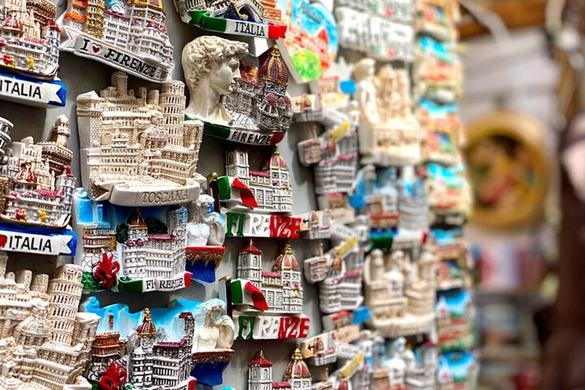 isang pader na puno ng mga modelo ng lego ng estatwa ng kalayaan