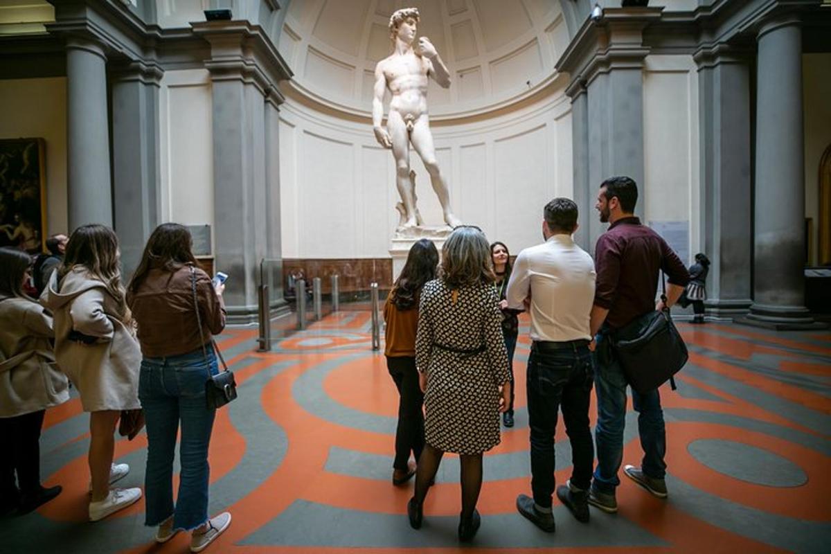 un groupe de personnes regardant une statue dans un musée