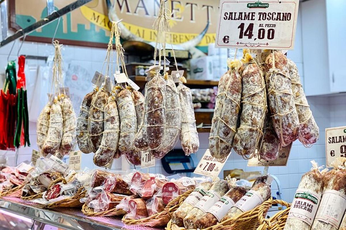 trh s vystaveným mäsom a inými potravinami