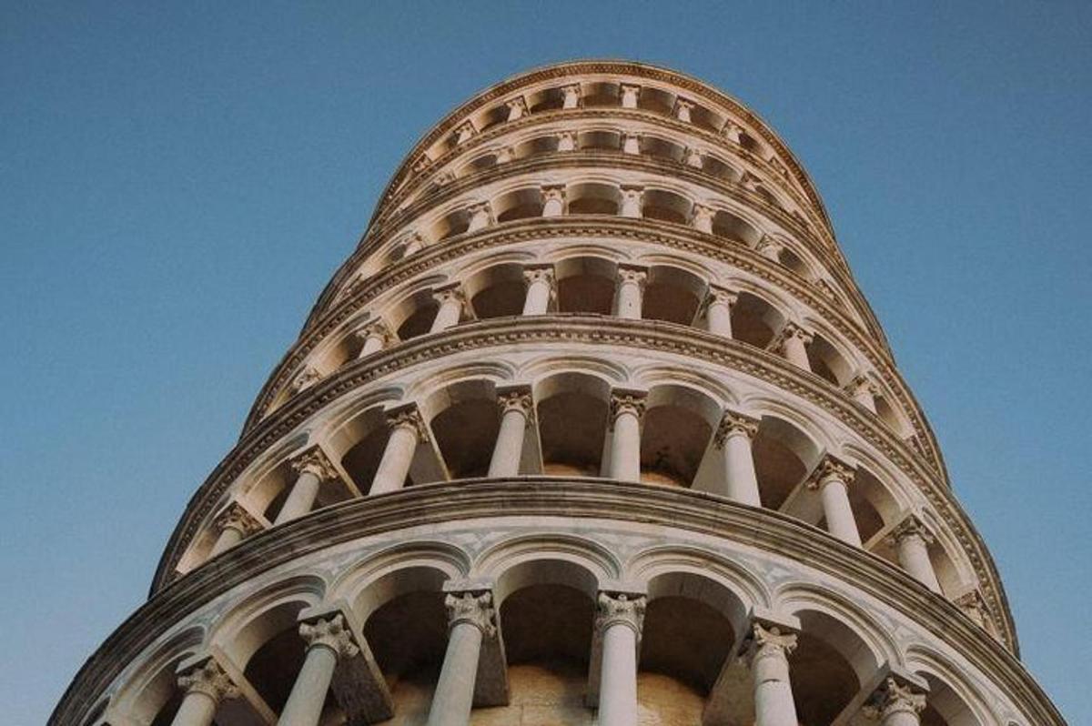 un primer pla de la torre de la torre inclinada de Htar