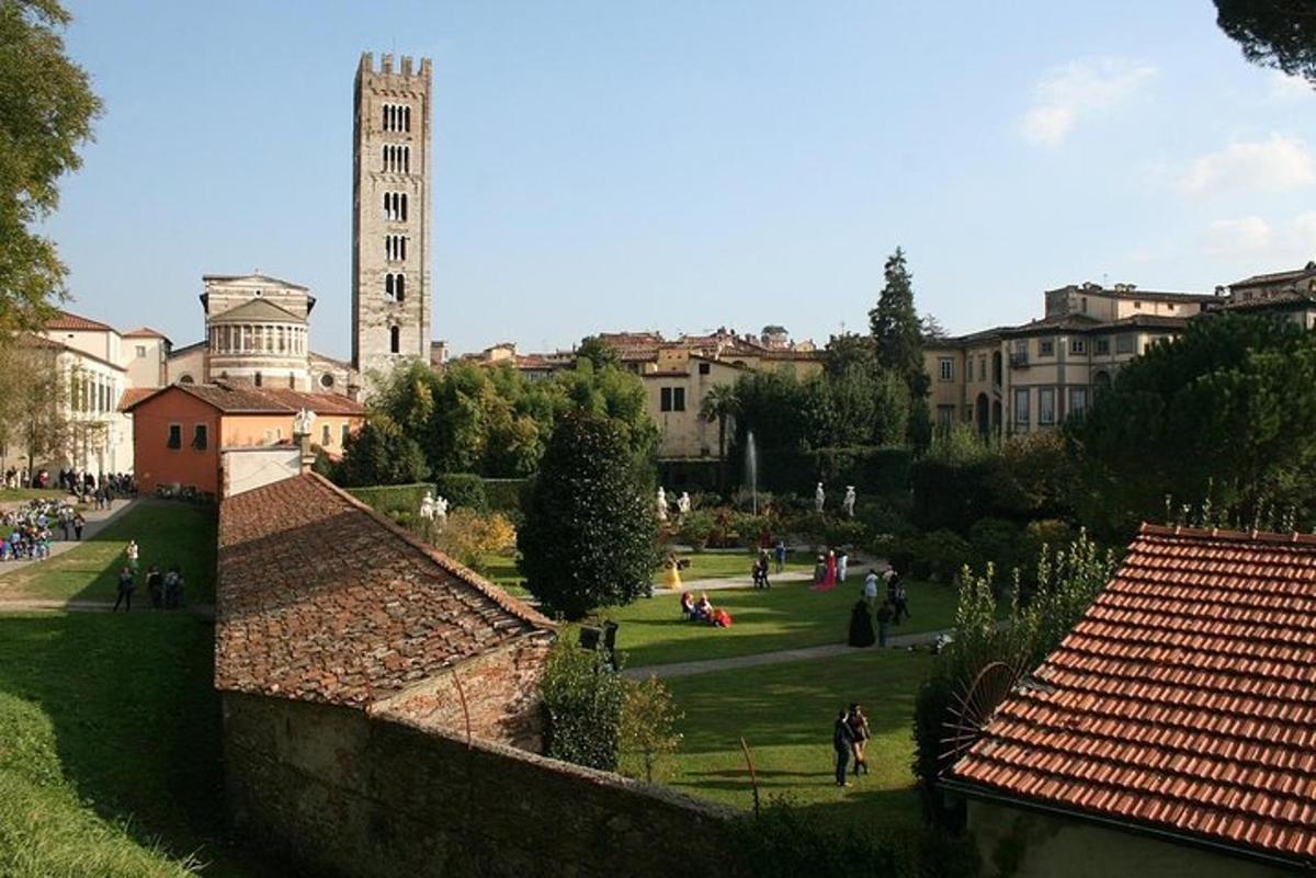 una vista d'una ciutat amb una torre del rellotge