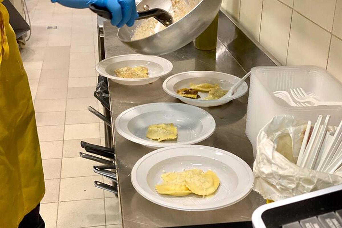egy konyhapult tányérokkal megrakott ételekkel