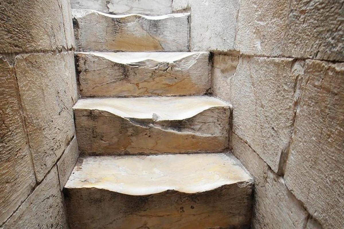 un mur de pedra amb tres esglaons