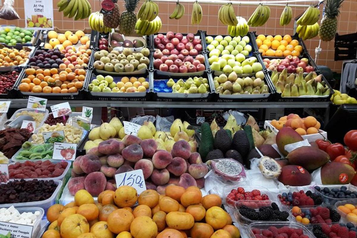 uma exposição de frutas e vegetais em um mercado